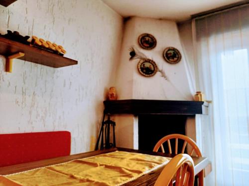a dining room with a table and a fireplace at Cozy flat for relax in Gallio