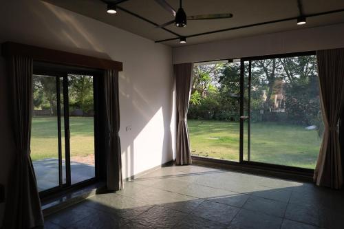 Villa 57 Abhishree Orchardsにある庭