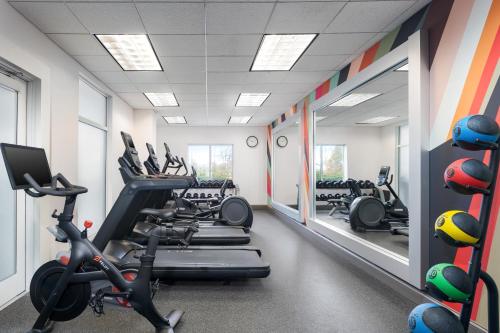 a gym with treadmills and elliptical machines at Hilton Garden Inn Dover in Dover