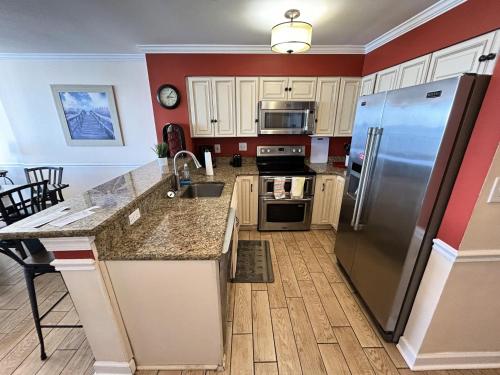 una cucina con lavello e frigorifero di The Palms Resort a Myrtle Beach