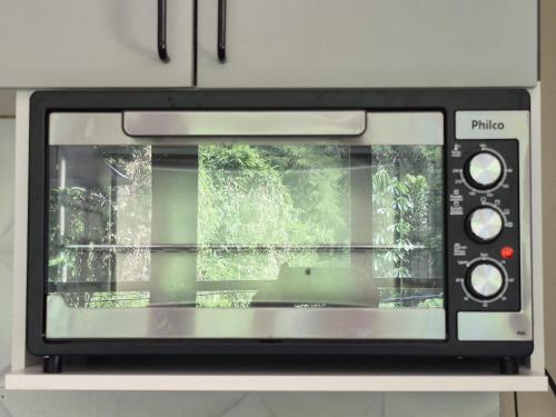 Dapur atau dapur kecil di Aconchego de Itaipava - casa de 3 quartos, equipada, área kids, jacuzzi, pet friendly, churrasqueira, em meio a Natureza e próximo ao centro do bairro