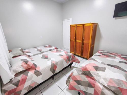 Ένα ή περισσότερα κρεβάτια σε δωμάτιο στο Residencial Alves