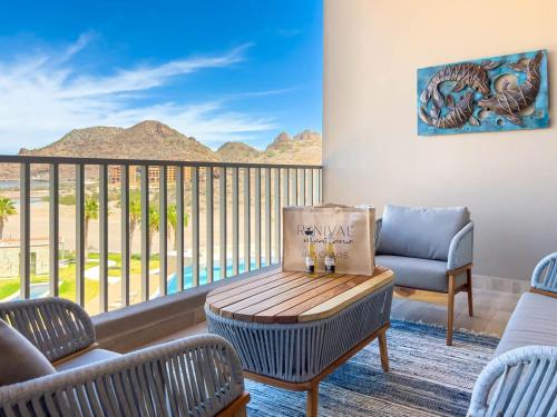 un soggiorno con balcone arredato con tavolo e sedie. di Danzante Bay Oceanfront 2 BR Beach & Golf a Ensenada Blanca