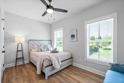 Postel nebo postele na pokoji v ubytování Queens Quarters at The Spot on 281 Liberty Pkwy