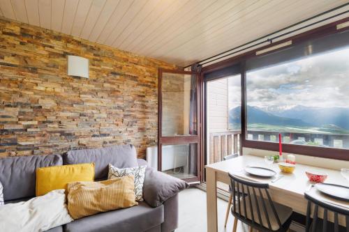 un salon avec un canapé et une table dans l'établissement ANANA Balcon Cerdan, à Font-Romeu-Odeillo-Via