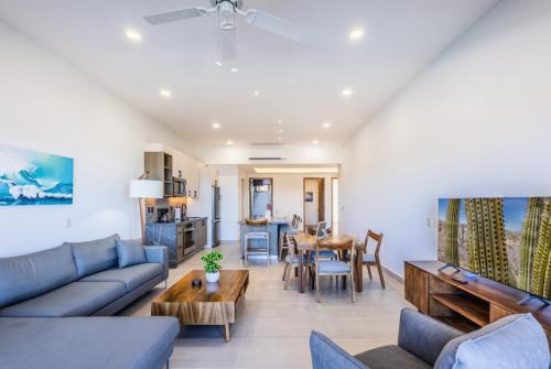 Ensenada Blancaにある2BR Summer Escape Villa in Danzante Bay Loretoのソファとテーブルのあるリビングルーム