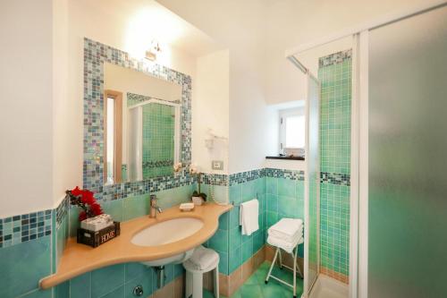 un bagno con lavandino e specchio di La Vispa Teresa a Ischia