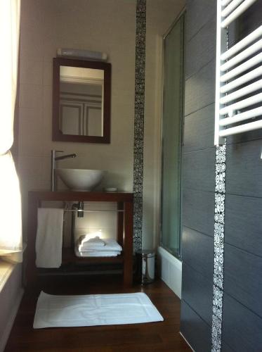 a bathroom with a sink and a mirror at Château des marronniers in Baizieux