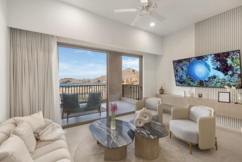 un soggiorno con un divano e un tavolo di Extraordinary Beachfront Danzante Bay Loreto a Ensenada Blanca