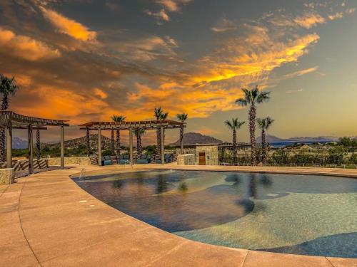 una piscina con palme e un tramonto di Extraordinary Beachfront Danzante Bay Loreto a Ensenada Blanca