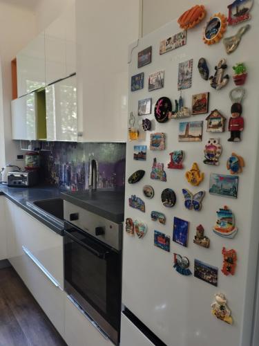 a kitchen with a wall with plates and magnets at L'angolo del Viaggiatore 5 Terre in La Spezia
