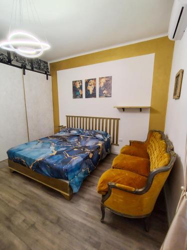 a bedroom with a bed and a couch at L'angolo del Viaggiatore 5 Terre in La Spezia