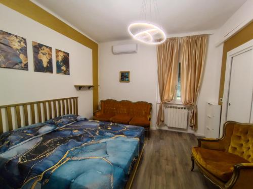 a bedroom with a bed and a couch at L'angolo del Viaggiatore 5 Terre in La Spezia