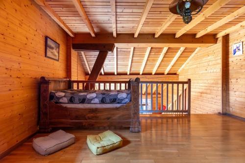 une chambre avec un lit superposé dans un bâtiment en bois dans l'établissement Domaine Chez Feldus, à Villers-Farlay
