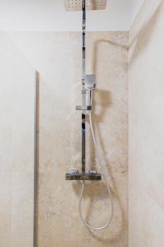 une douche avec un tuyau fixé à un mur dans l'établissement Wonderfull apartment - 1BR-6P - Eiffel Tower, à Paris
