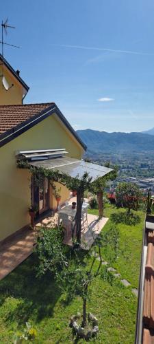 a view of a house with a tree in the yard at Ca Belvedere in Follo Alto