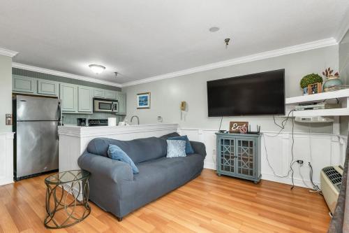 a living room with a couch and a kitchen at Lakeview Escape, Pool, Fast Wi-Fi & Free Parking in Laconia