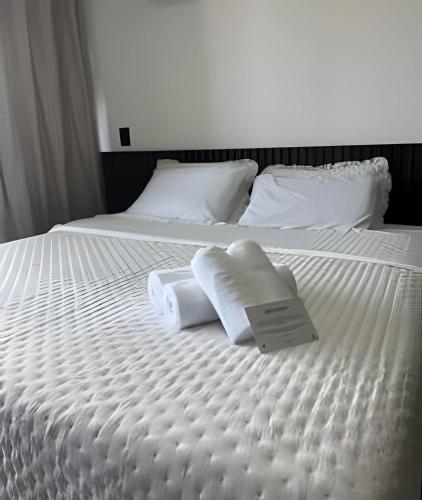 Una cama o camas en una habitación de Flat a 50 metros da praia + piscina e área gourmet
