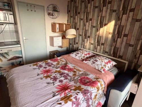- une chambre avec un lit fleuri dans l'établissement Sea Breeze Med - Vue mer climatisé, piscine & Club House à 30m de la plage, à Six-Fours-les-Plages