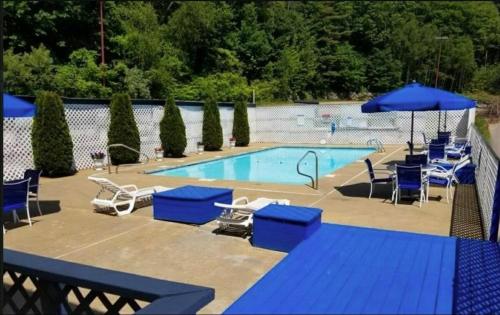 Bazén v ubytování Lakeview Escape, Pool, Fast Wi-Fi & Free Parking nebo v jeho okolí