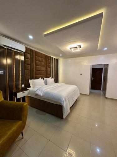 pokój hotelowy z łóżkiem i kanapą w obiekcie First Alive Home w mieście Lekki