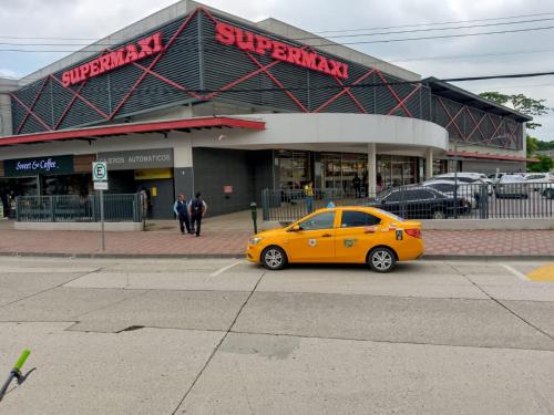 a yellow car parked in front of a store at Apartment Comfortable in Urdesa in Guayaquil