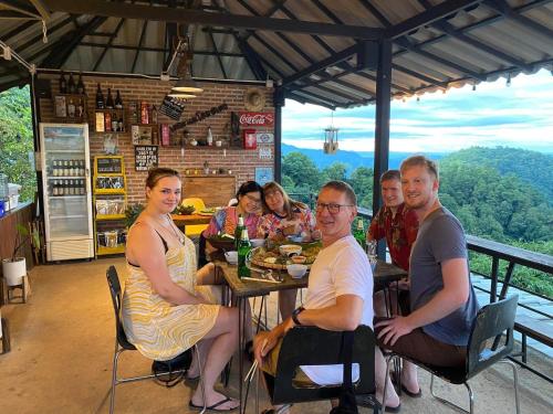 Επισκέπτες που μένουν στο The Mae Homestay PhaHee เดอะแม โฮมสเตย์ ผาฮี้