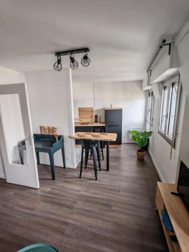 un salon avec une table et une cuisine dans l'établissement Le Bel Horizon, à Chartres