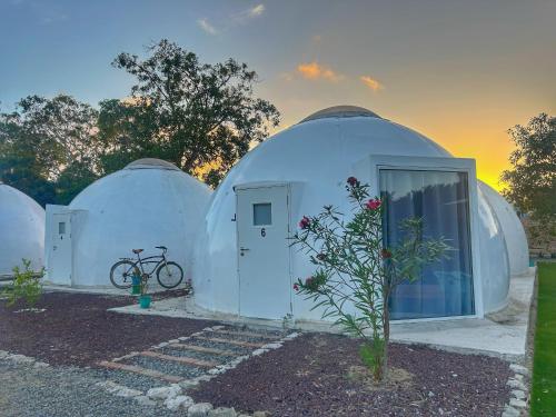 a group of domes with a bike parked in front at Iglú Gulliver a 6 minutos de la playa en auto in Barra de Navidad