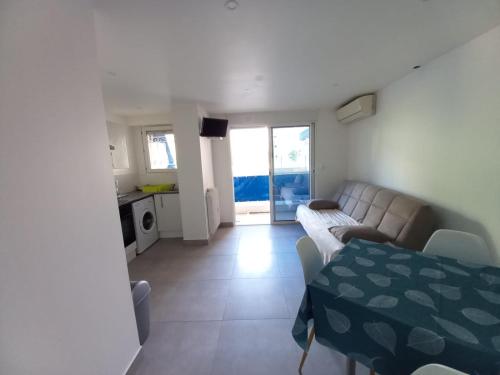 un salon avec un canapé et une table dans l'établissement T2 à côté de la plage, à Antibes