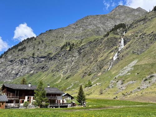 budynek przed górą w obiekcie Chalet le Grand Bec w mieście Champagny-en-Vanoise