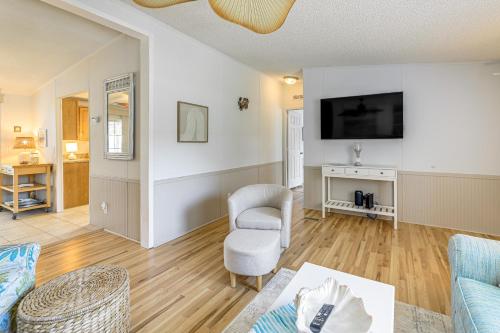 TV a/nebo společenská místnost v ubytování 2 Blocks to Crystal Coast Family-Friendly Retreat