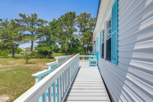Balkón nebo terasa v ubytování 2 Blocks to Crystal Coast Family-Friendly Retreat