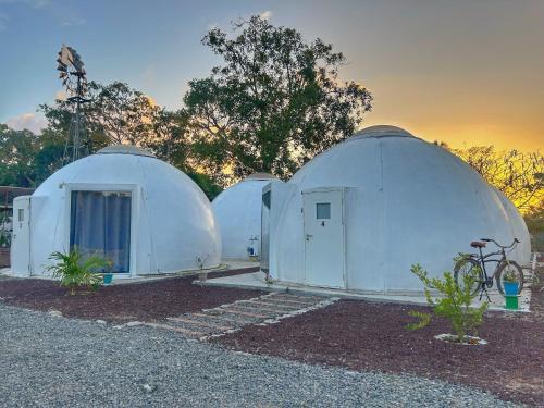 two domes are parked in a parking lot at Iglú Gulliver a 6 minutos de la playa en auto in Barra de Navidad