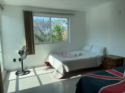 Ένα ή περισσότερα κρεβάτια σε δωμάτιο στο Las Fuentes Casa jardín alberca con caldera opcional