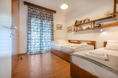 Postel nebo postele na pokoji v ubytování Seaside Apartment Hanioti