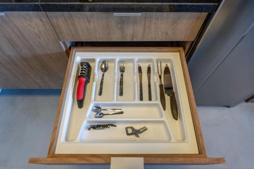 a drawer filled with utensils in a wooden box at Skyline Parque Moinhos by LikeHome in Floresta