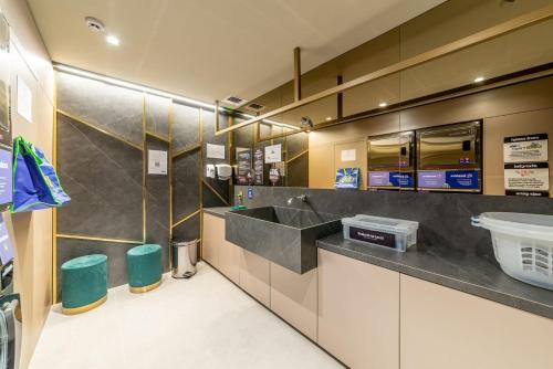 a bathroom with a sink and a counter at Skyline Parque Moinhos by LikeHome in Floresta