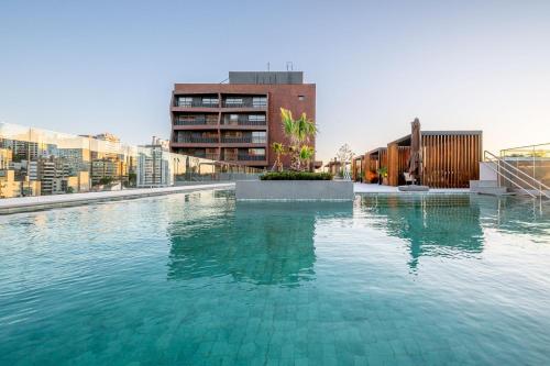 a large pool of water in a city with buildings at Skyline Parque Moinhos by LikeHome in Floresta