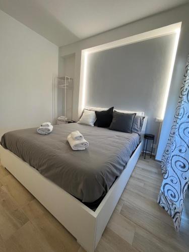 a bedroom with a large bed with two towels on it at Florida Sunshine in Ardea