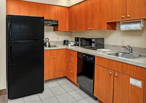 Η κουζίνα ή μικρή κουζίνα στο Modern Condo with Queen Suite Games Room & BBQ