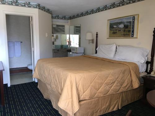 Ένα ή περισσότερα κρεβάτια σε δωμάτιο στο Red Carpet Inn - Gettysburg