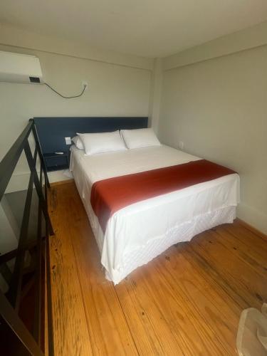 a bedroom with a large white bed in a room at Pousada Bugaendrus in Touros