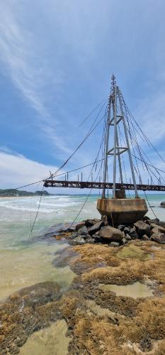un puente sobre un cuerpo de agua junto al océano en not, en Nikawatawana