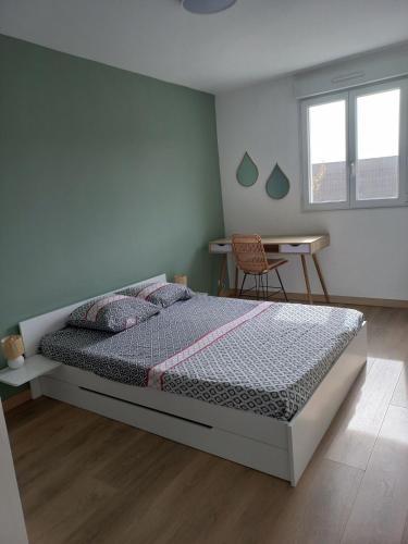une chambre avec un lit et une table dans l'établissement Appartement rez-de-jardin, à Ceyreste