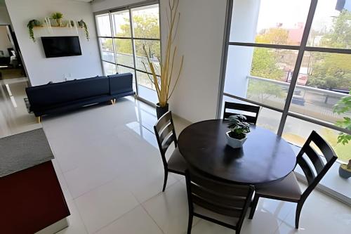 a dining room with a table and chairs at Residencial Ventana Polanco in Mexico City