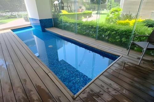 a swimming pool with blue water and a wooden deck at Residencial Ventana Polanco in Mexico City