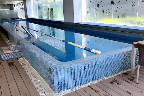 a pool with a baseball bat in the water at Residencial Ventana Polanco in Mexico City