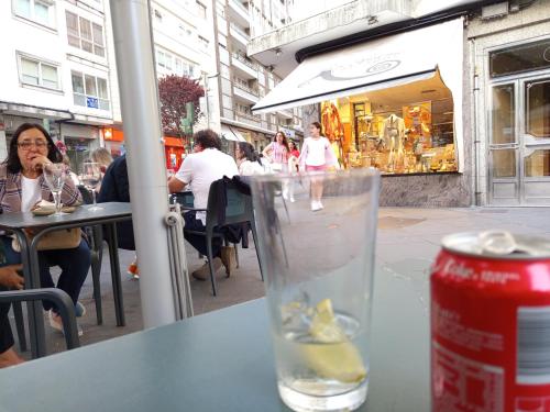 un verre d'eau assis au-dessus d'une table dans l'établissement Habitación de lujo, à Saint-Jacques-de-Compostelle