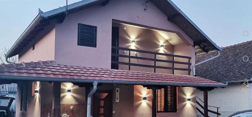 una casa con le luci sulla parte anteriore di Vikendica Pavlović a Zatonje